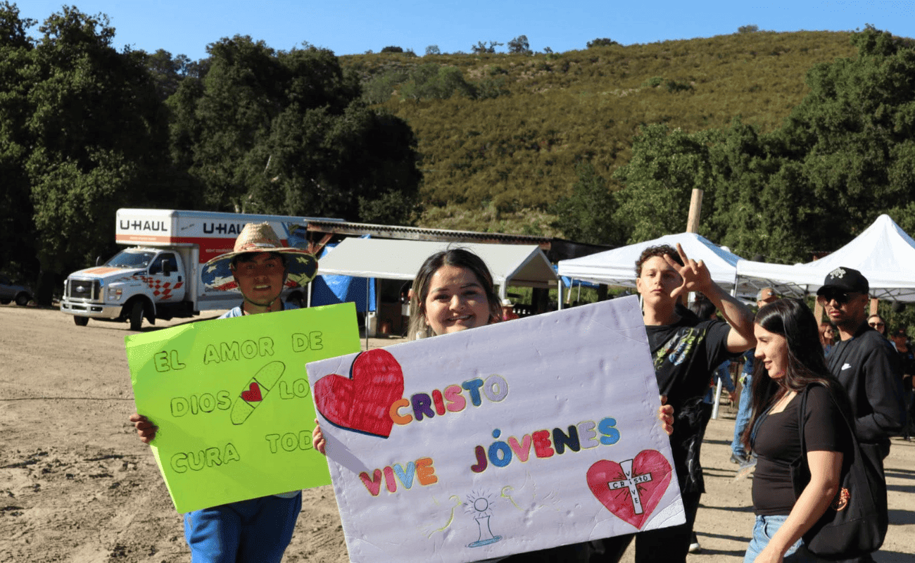 Young people holding Cristo Vive Jóvenes signs